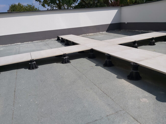 Terraza con baldosas de hormigón sobre soportes