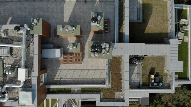 Regulación de la pendiente de la terraza con vigas y plots soporte regulables