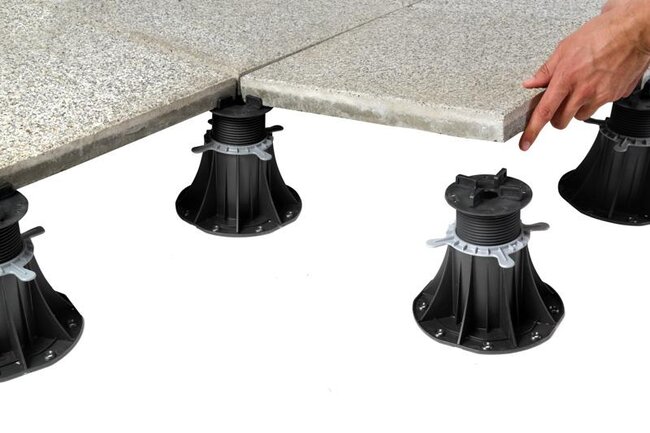 Plots Soporte Regulables con casquillos distanciadores para baldosas de 5 mm con baldosas de hormigón colocadas