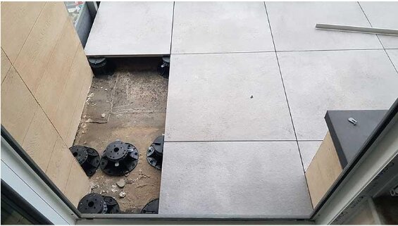 Paso a paso montaje de baldosas de terraza sobre soportes 7