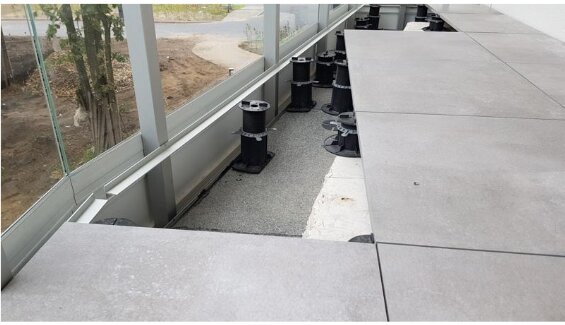 Paso a paso montaje de baldosas de terraza sobre soportes 8