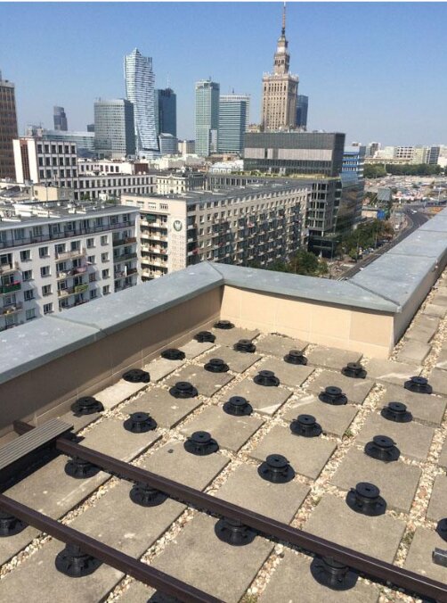 Paso a paso montaje de baldosas de terraza sobre soportes 11