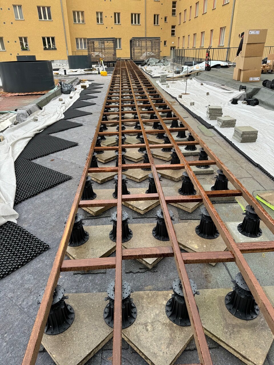 Construcción de terraza con suelo técnico con estructura de vigas sobre plots soporte regulables
