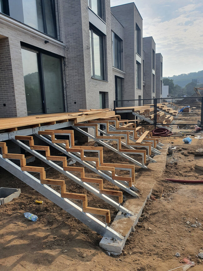 Estructura de acero y madera para escaleras de terraza