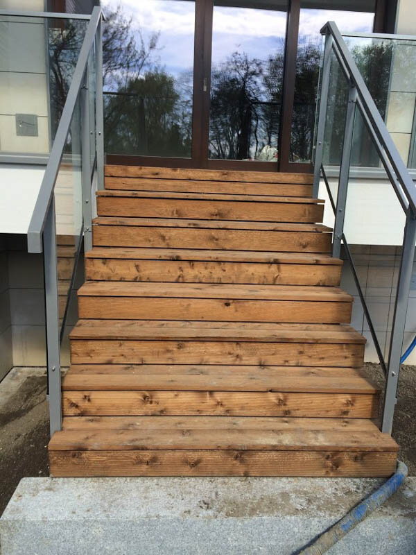 Escaleras de terraza acabadas con tabla de madera