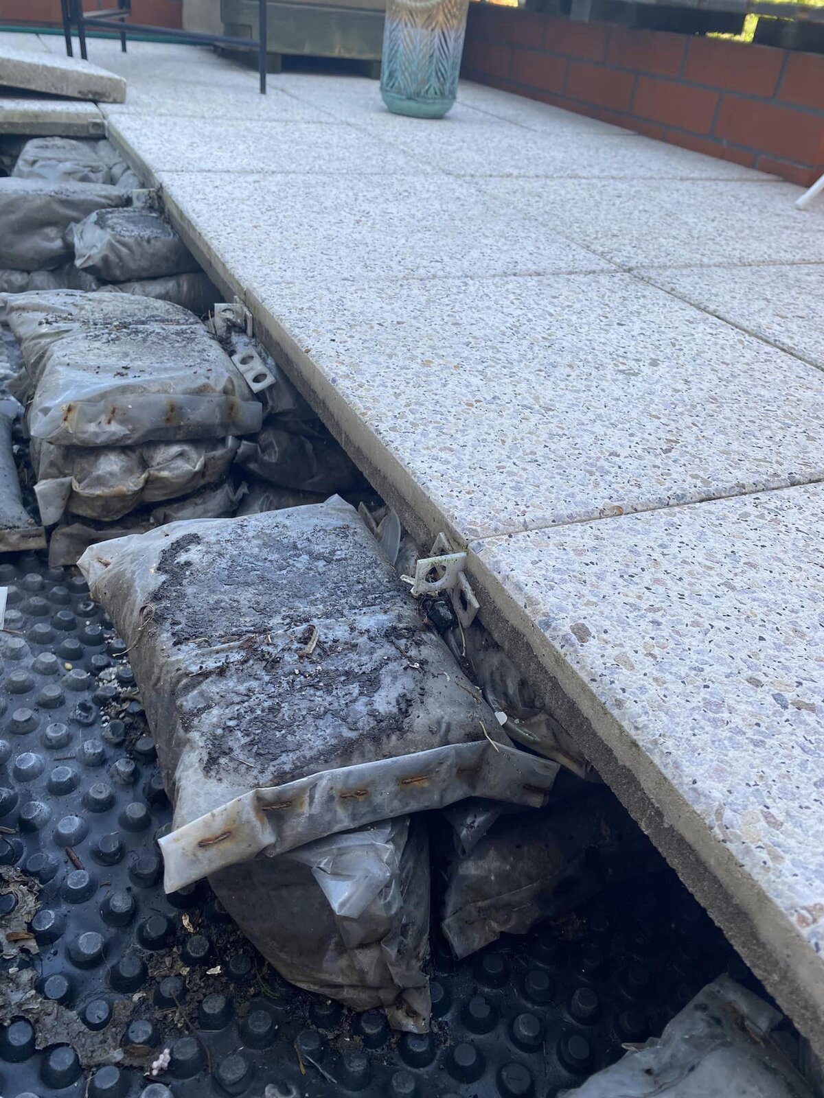 Baldosas de terraza colocadas sobre sacos de mortero base de la terraza