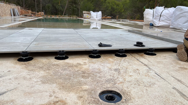 Instalación de baldosas de porcelana para terraza sobre plots soporte regulables de terraza.