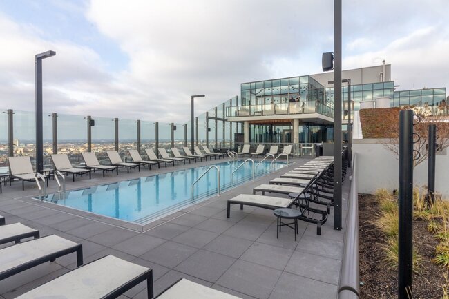 Terraza de piscina en azotea con baldosas elevadas sobre plots soporte regulables.