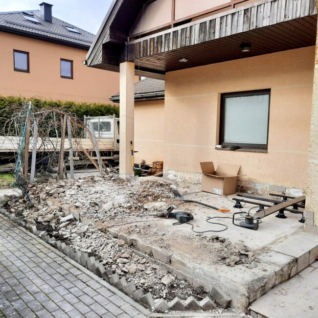 Preparación y demolición del suelo de la terraza antes del montaje de las tarimas compuestas sobre plots soporte regulables.