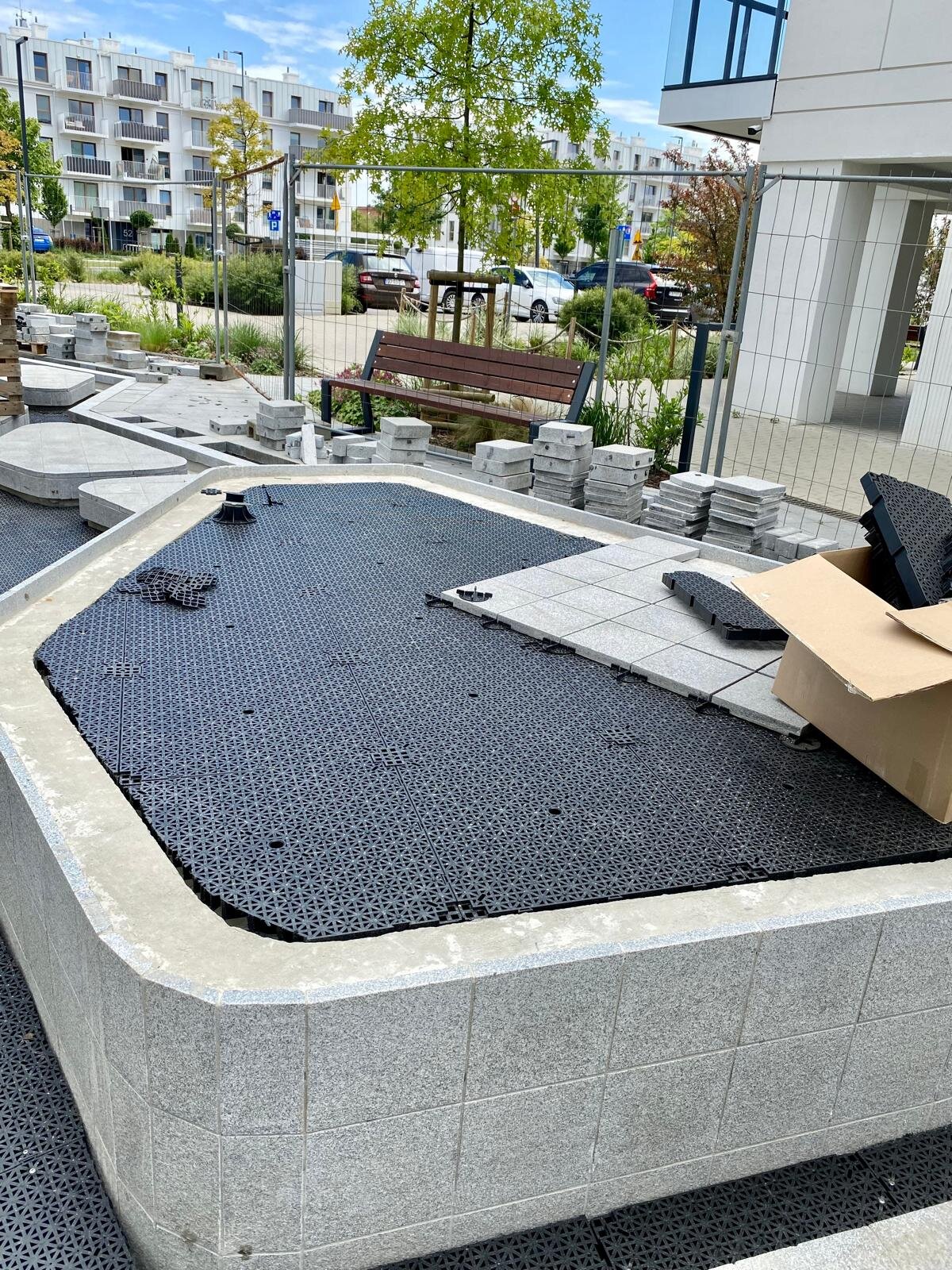 Sistema de soportes elevados DeckSafe que soporta baldosas de subpiso drenante encajables y baldosas de terraza.